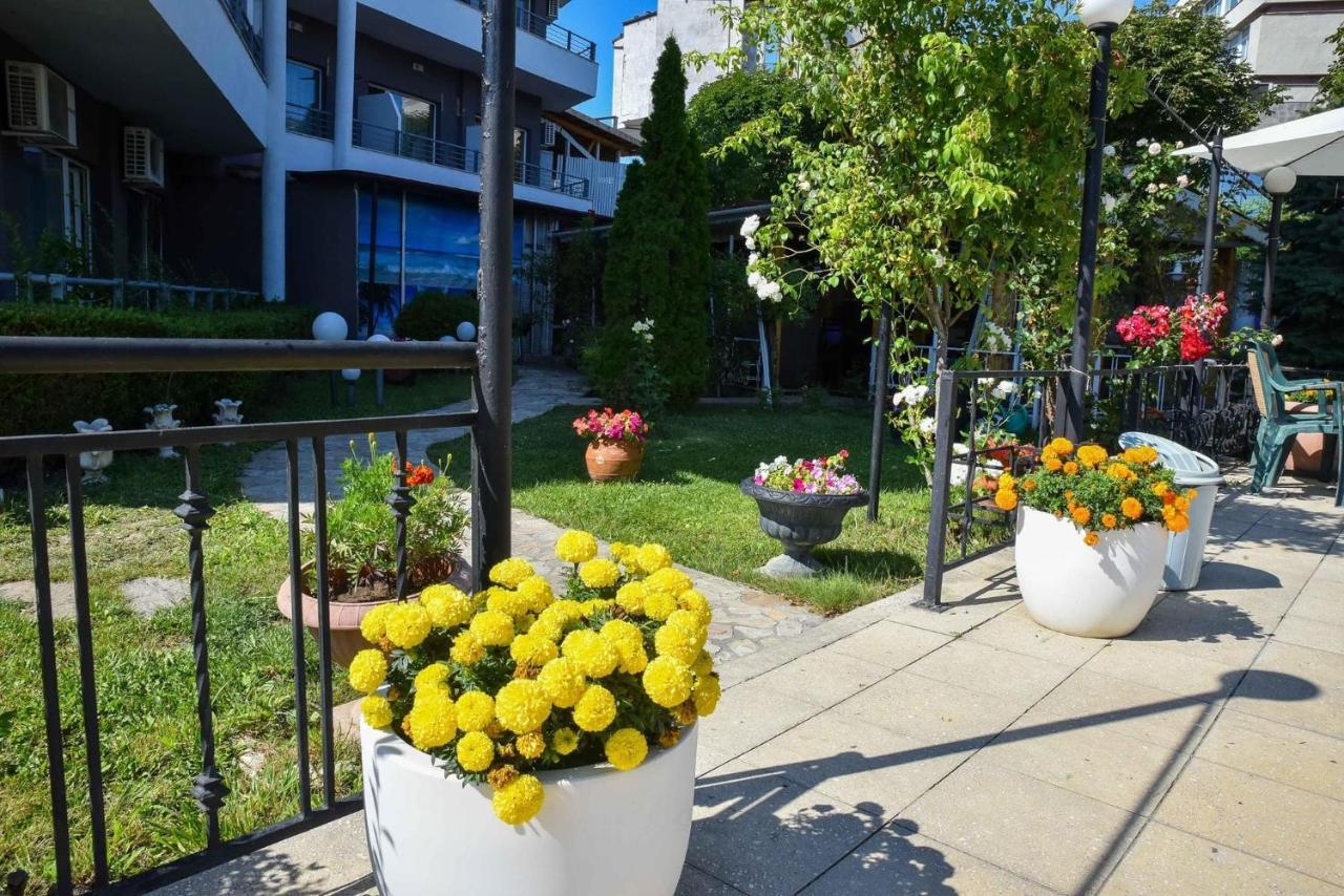 Apartments Devora 1 & Bar & Restaurant Varna Bagian luar foto